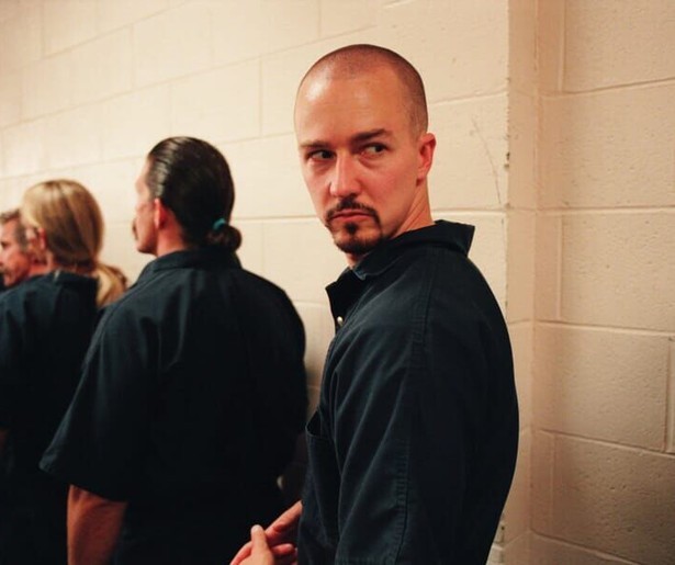 Edward Norton komt tot inkeer in de gevangenis in American History X