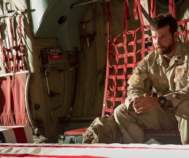 Bradley Cooper is een getroebleerde held in oorlogsfilm American Sniper