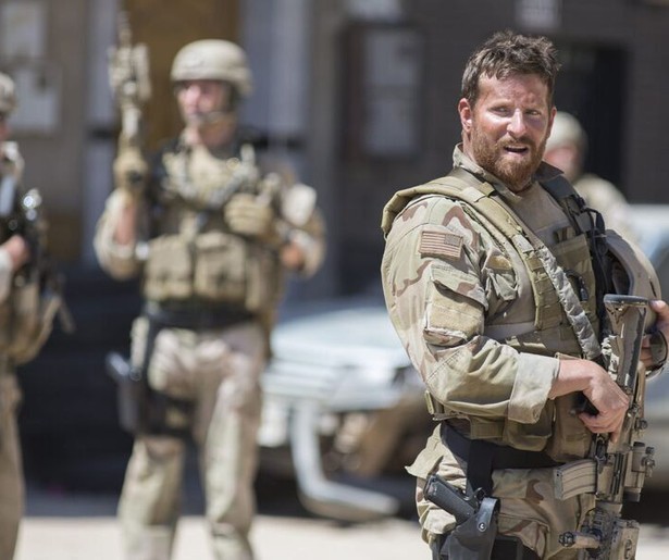 Bradley Cooper betaalt een hoge prijs voor zijn 'heldendom' in American Sniper