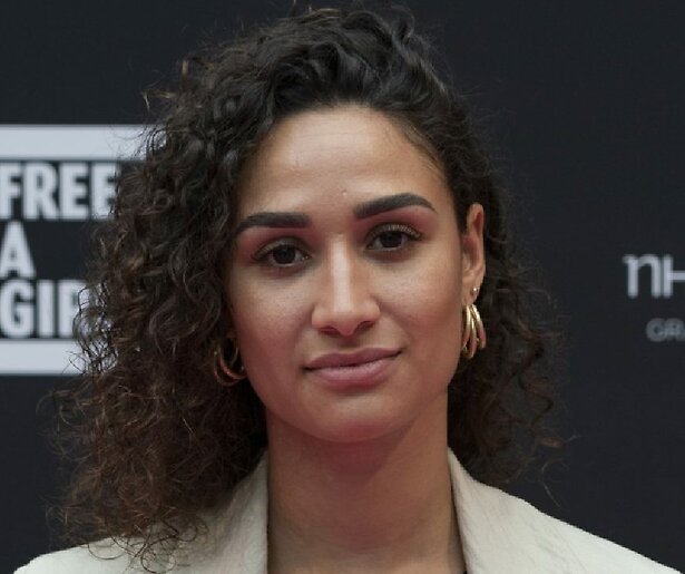 Amijé Roos van der Laan showt haar kledingkast in nieuw programma Kast Vol Kansen 