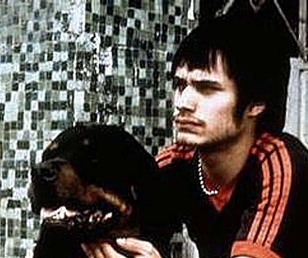 Gael García Bernal is verliefd op zijn schoonzus in Amores Perros 