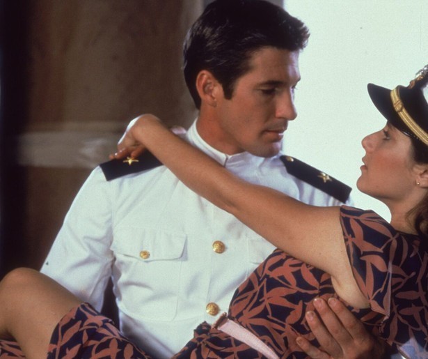 Richard Gere staat er in An Officer and a Gentleman niet langer meer alleen voor