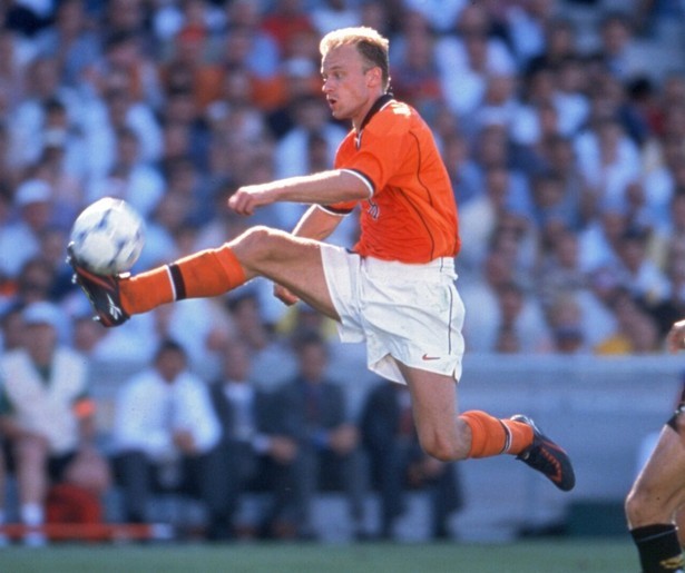 Tom Egbers blikt terug op 'wereldgoal' Dennis Bergkamp in Andere Tijden Sport