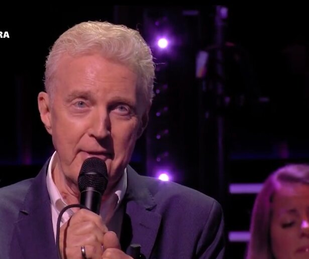 Prachtig: André van Duin zingt geëmotioneerde Willeke Alberti toe
