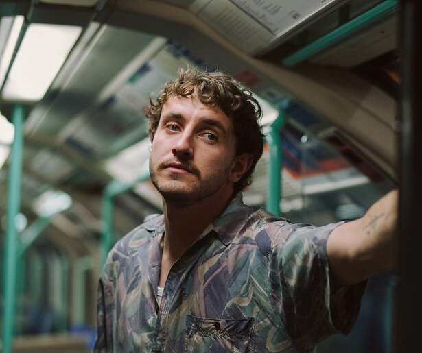 Andrew Scott ziet zijn overleden ouders weer terug in de tv-première van All of Us Strangers