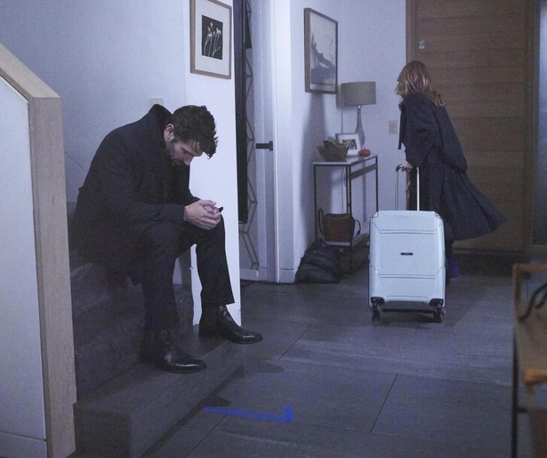 Michiel Huisman heeft losse handjes in Angela Black