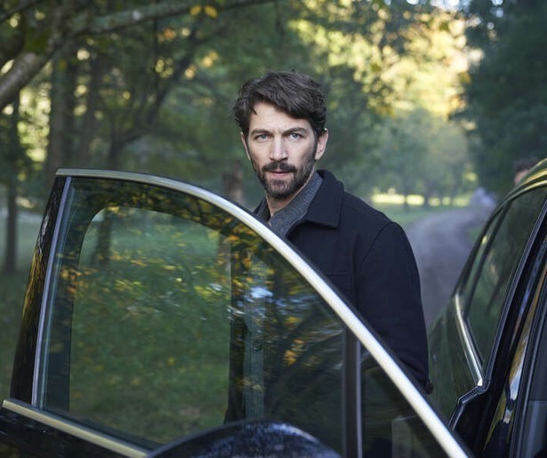 Joanne Froggatt neemt wraak op Michiel Huisman in slot Angela Black