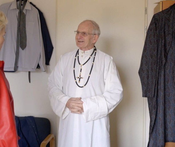 Anita Witzier brengt in het slot van Anita in de Missie een bezoekje aan Pater Toon