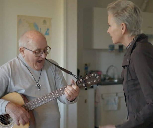 Anita Witzier gaat in het tweeluik Anita in de Missie op bezoek bij de laatste Witte Paters