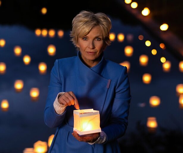 Anita Witzier reist af naar Venlo om de overleden Mirrjam te herdenken in Voor Wie Steek Jij een Kaarsje Op?