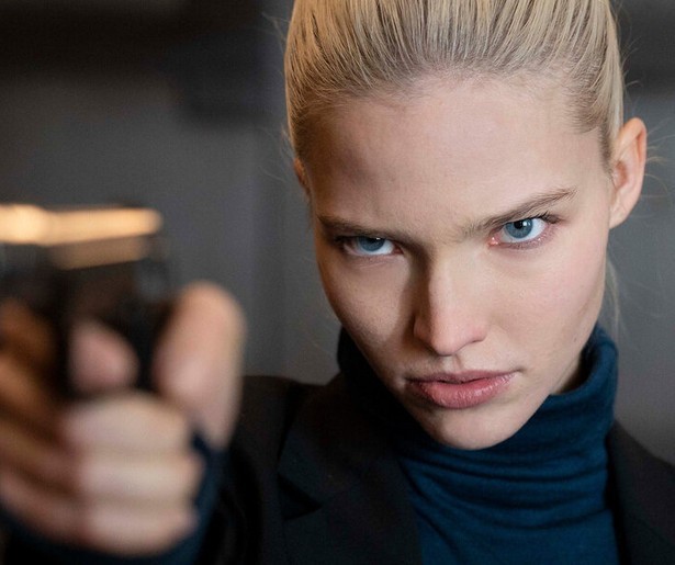 Anna verandert van marktkoopvrouw in geheim agent