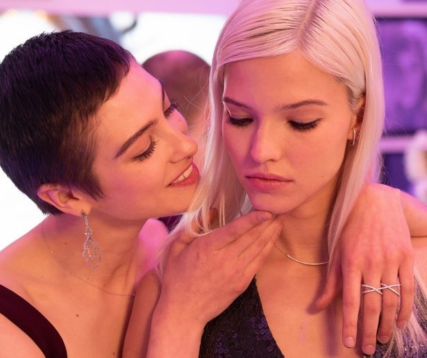 Sasha Luss heeft in Anna veel meer in haar mars dan misschien lijkt 