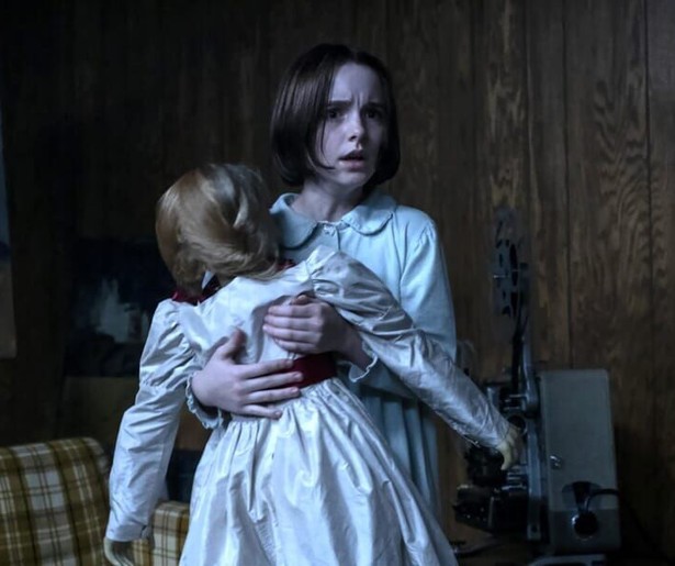 Mckenna Grace moet vrezen voor haar leven in Annabelle Comes Home