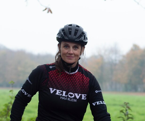 Anna Woldring stelt haar wielerclub voor in Koers van de Kameraden
