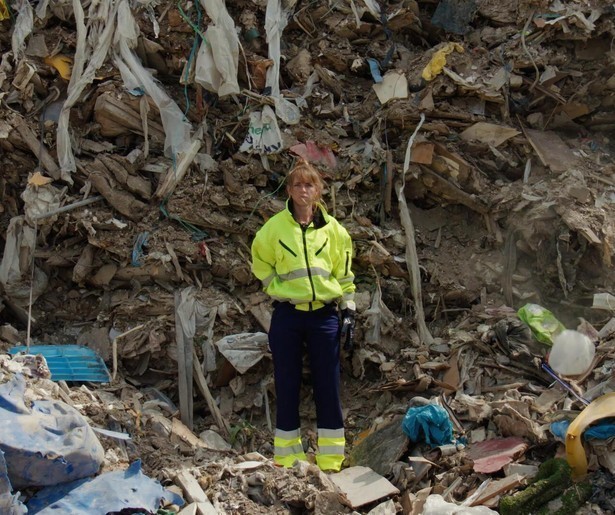 Anne van der Steen openhartig over haar baan in docu Anne en de Vuilnismannen 