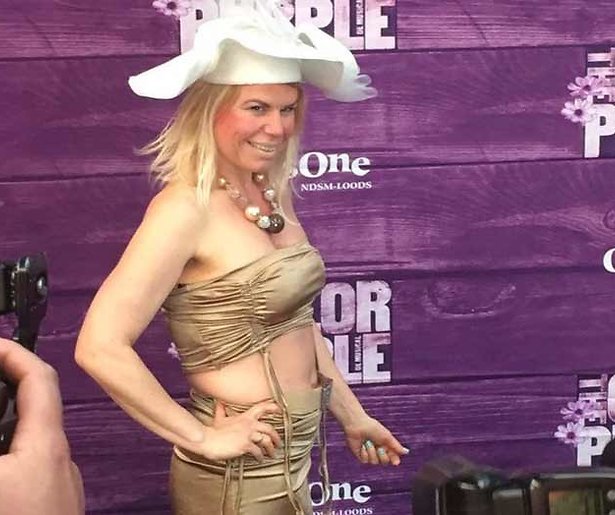 Anne-Marie Jung in gênante outfit voor programma Foute Vriendinnen