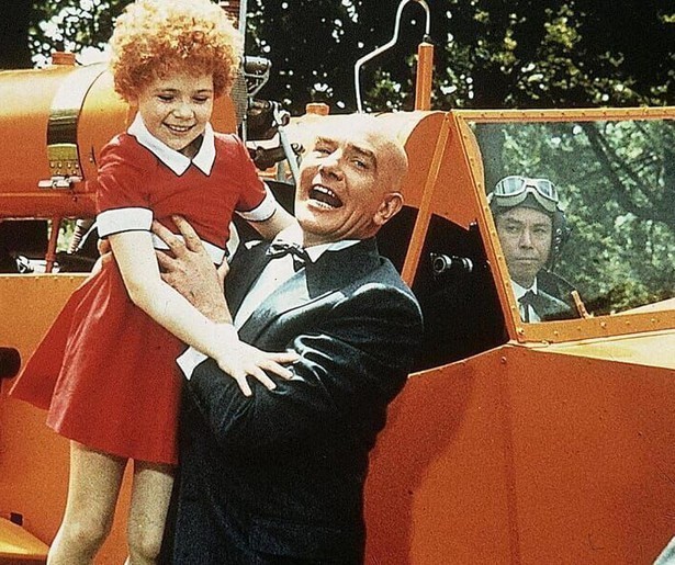 Aileen Quinnn steelt alle harten in de originele Annie