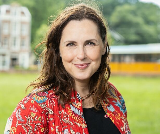 Anniko van Santen reikt prijs uit op Gouden Televizier-Ring Gala