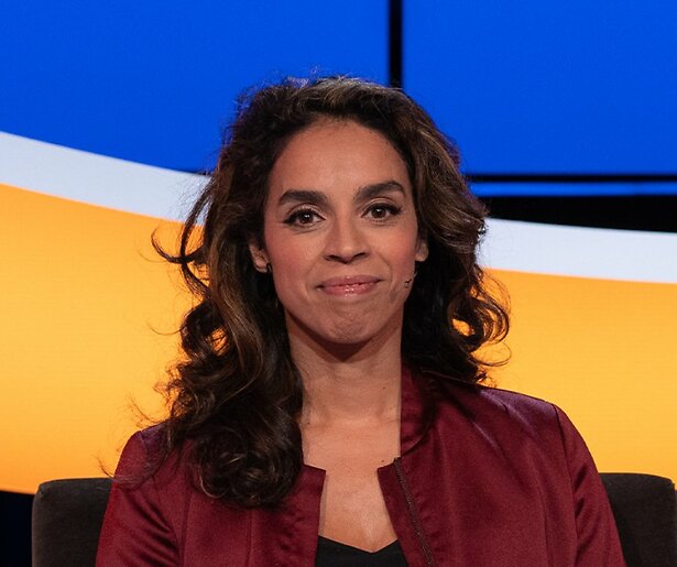 RTL Nieuws-presentator Ann-Lynn Hamelink maakt haar opwachting in De Slimste Mens