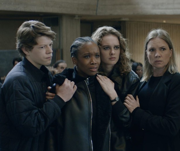 Ella en Boet raken steeds meer betrokken bij de praktijken van hun ouders in Anoniem