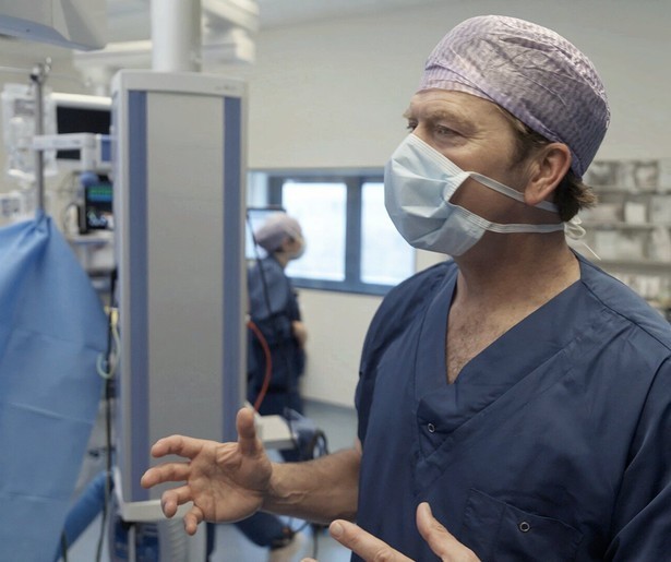 Beau van Erven Dorens praat met patiënten en medewerkers in het Antoni van Leeuwenhoek ziekenhuis