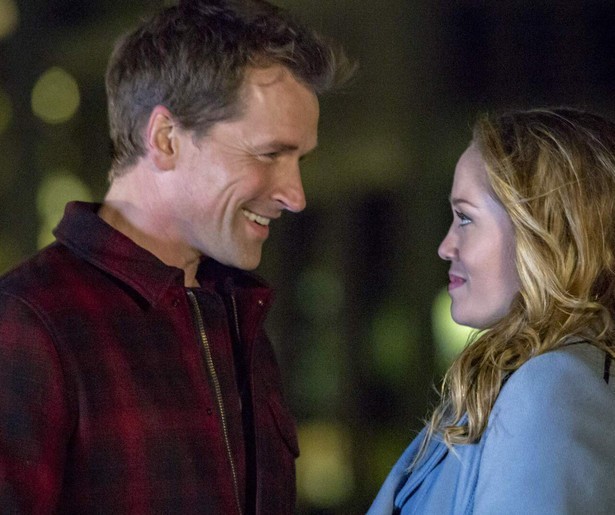 Ali Leibert en Paul Greene liegen tegen elkaar in Anything for Love