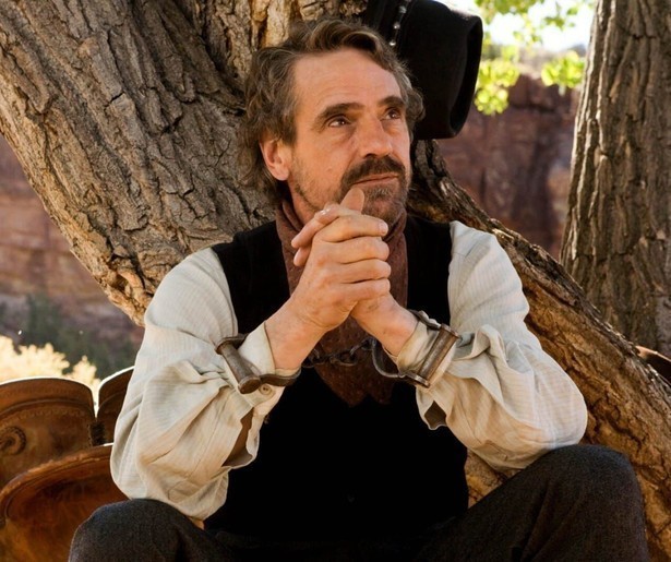 Ed harris valt voor een gevaarlijke weduwe in Appaloosa