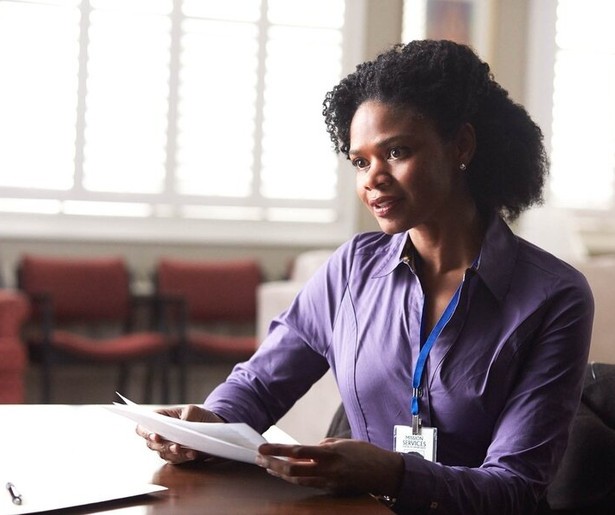 Kimberly Elise verdient haar geld met het bakken van appeltaarten in dramafilm Apple Mortgage Cake