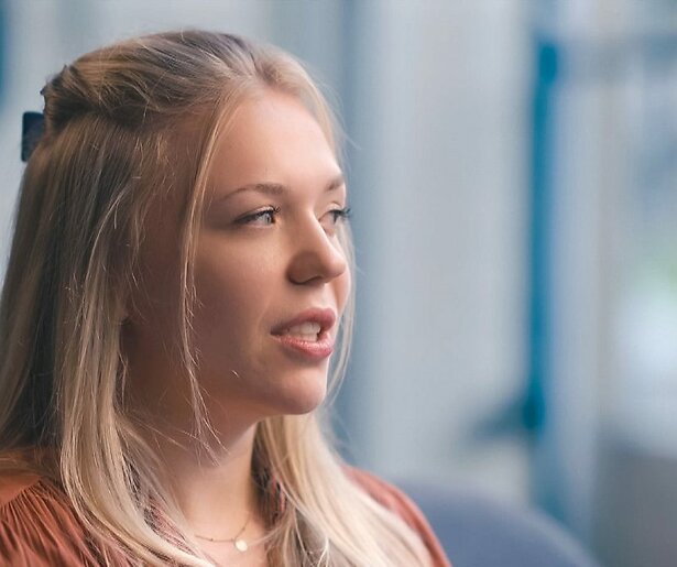 Vrouwen vertellen over hun ervaring met seksueel geweld in de docu App Me als Je Thuis Bent