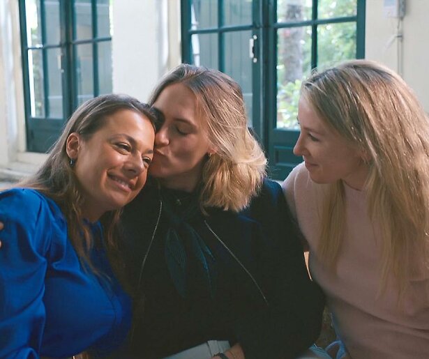 Anna en Juliette halen herinneringen op aan Anne Faber in slot App Me Als Je Thuis Bent