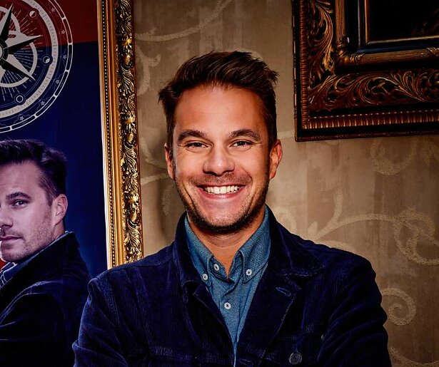 Aran Bade gaat quizzen in de voorlopig laatste aflevering van The Connection 