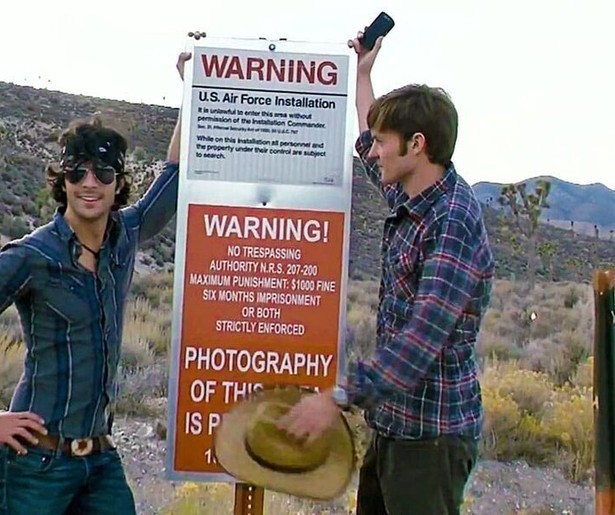 Frank Novak raakt geobsedeerd door aliens in Area 51