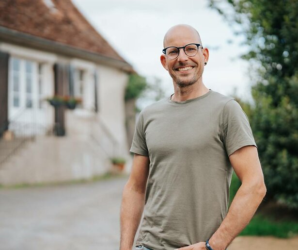 Arno heeft flink wat datingtips ontvangen van buurman Walter voor zijn deelname aan B&B Vol Liefde