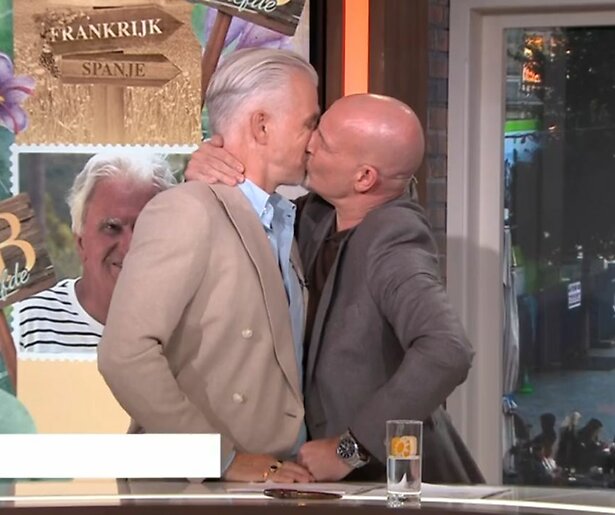 Bromance in RTL Boulevard: Eddy Zoëy en Arno Kantelberg zoenen erop los! 