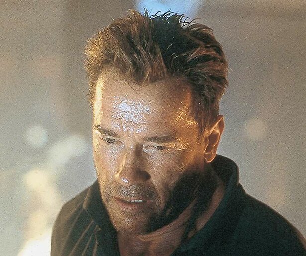 Arnold Schwarzenegger laat niet met zich sollen in Collateral Damage