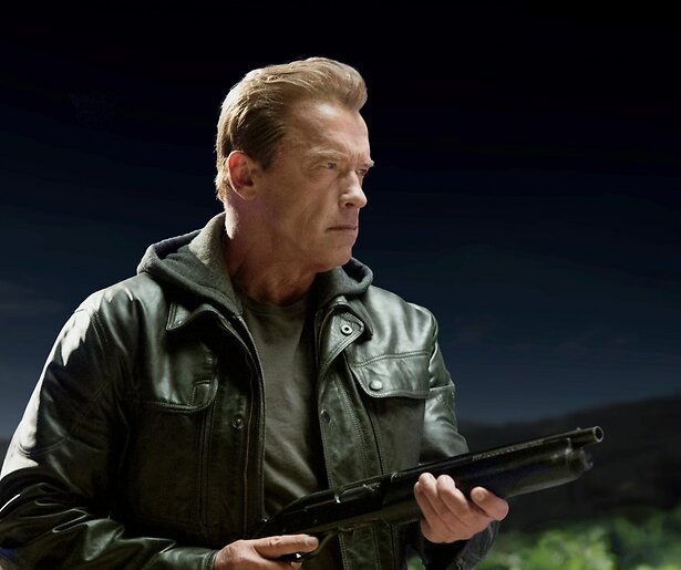 Arnold Schwarzenegger hangt weer eens de actieheld uit in Terminator Genisys