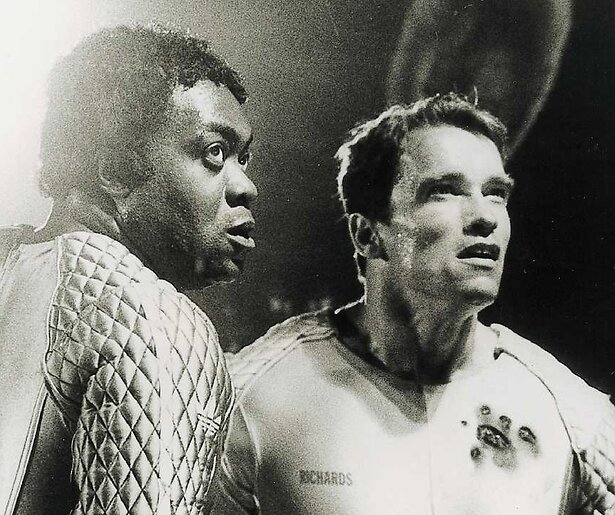 Arnold Schwarzenegger rent voor zijn leven in The Running Man