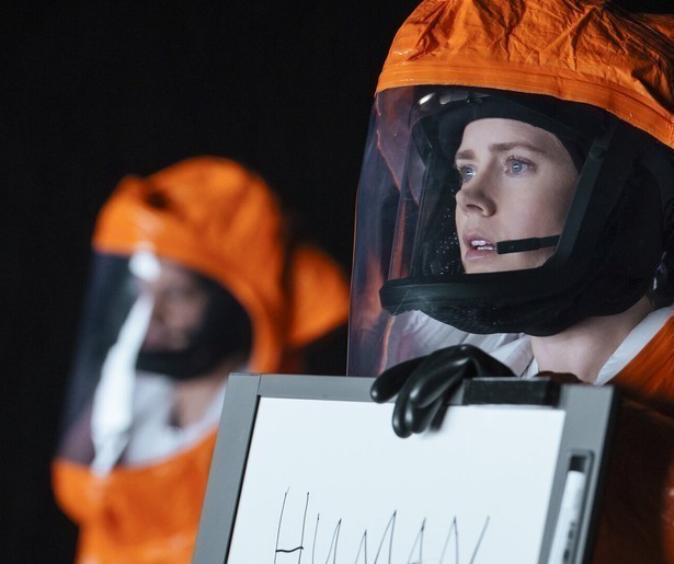 Amy Adams praat met aliens in Arrival