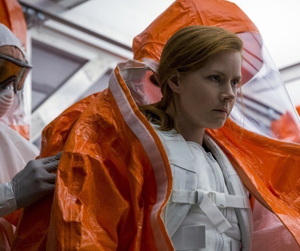 Amy Adams probeert te communiceren met aliens in Arrival
