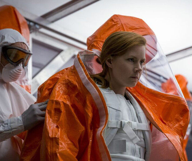 Amy Adams maakt contact met buitenaardse wezens in Arrival
