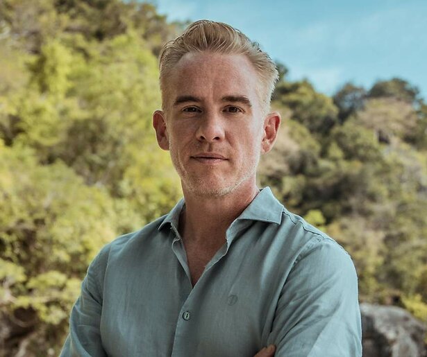 Art Rooijakkers trotseert noodweer tijdens opnames Tribe to Survive