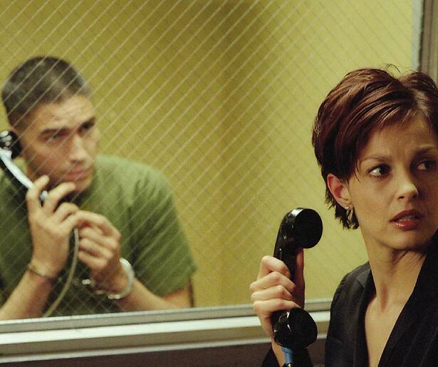 Ashley Judd moet haar man zien te verdedigen in High Crimes