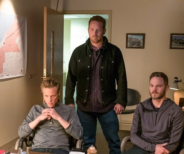 Ashton Holmes doet alles om zijn ontvoerde vrouw te redden in Brothers for Life