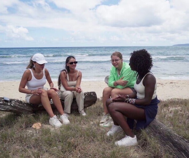 Aïcha, Quincy, Melanie en Bibi vertellen elkaar eens goed de waarheid in Au Pairs