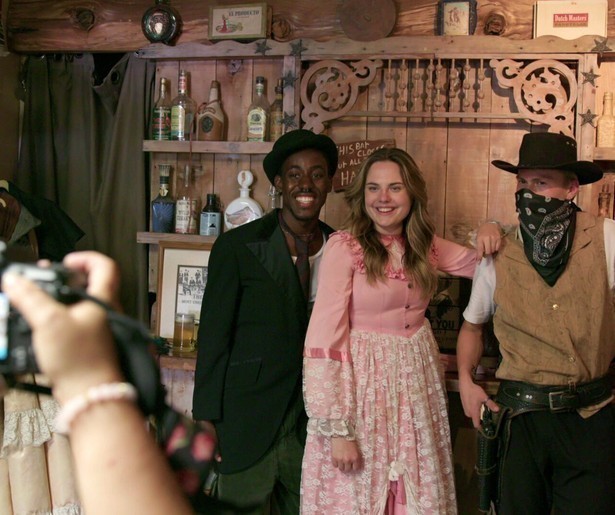 Maud maakt kennis met haar gastgezin en al hun huisdieren in Au Pairs