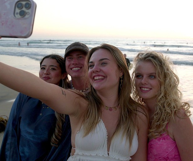 Lara, Marnik, Noa, Aron en Maud nemen met gemengde gevoelens afscheid in slot Au Pairs