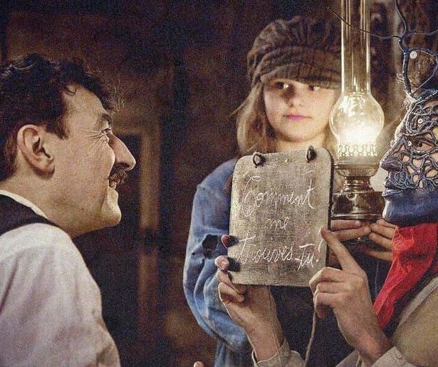 Zwendel met oorlogsmonumenten in Au Revoir Là-Haut