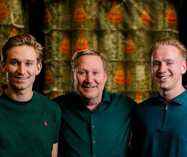 Vier Kerst met Oos, Camiel, Silvian en alle anderen in Kerst met de Augurkenkoning