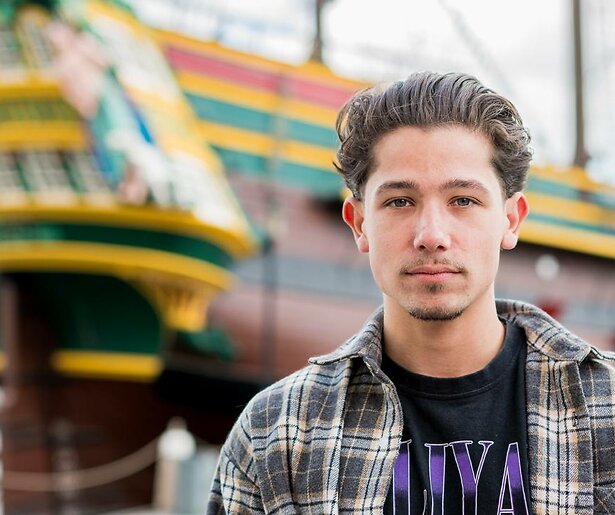 August is op zoek naar antwoorden in Geboeid - Terug naar Indonesië