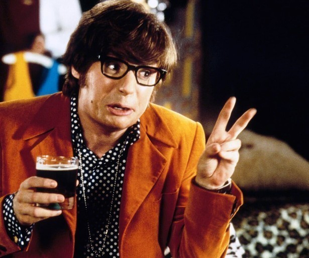 Mike Myers wordt 30 jaar later wakker in Austin Powers: International Man of Mystery